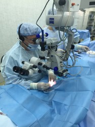 Пензенский врач проведет первую в мире операцию по имплантации двух хрусталиков