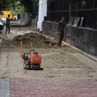 Виктор Кувайцев оценил ход работ по ремонту тротуара на Красной