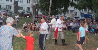 Праздник двора сплотил жителей улицы Клары Цеткин