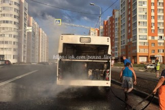 В Пензе на Антонова загорелся пассажирский автобус