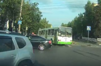 В Пензе водитель пассажирского автобуса присоединился к участникам аварии