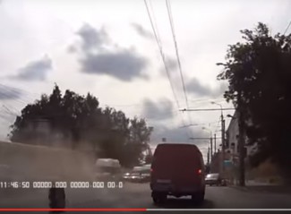 По дороге развалилась машина. Момент страшной аварии на улице Кирова в Пензе попал на видео