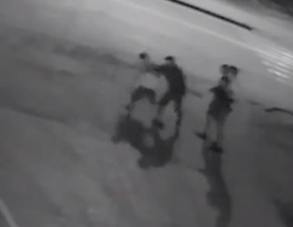 Появилось видео жестокого избиения молодого парня у Маяка в Пензе
