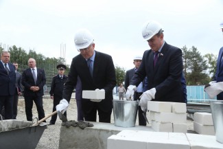 В Пензе торжественно заложили первый камень в строительство школы на Шуисте