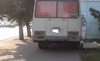 В Пензе наглый водитель автобуса загородил проход пешеходам 