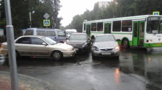 В Пензе рано утром из-за неработающего светофора столкнулись три автомобиля - СМИ