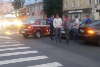 В центре Пензы произошла авария с участием нескольких авто