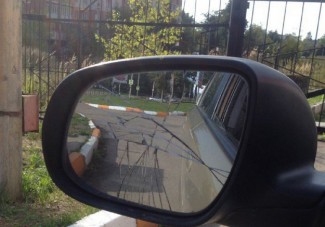 Пензенец на мотоцикле разбил кулаком зеркало автомобилисту