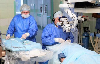 Главный пензенский офтальмолог провел первую в мире операцию по имплантации двух хрусталиков