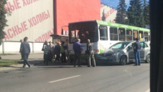 В Пензе у «Красных холмов» произошло жесткое ДТП с участием пассажирского автобуса и легковушки