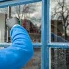 В канун Дня пожилого человека одиноким пензенским пенсионерам вымыли окна