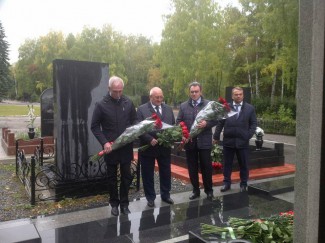 Лидин отвёл губернатора Морозова к могиле Бочкарёва