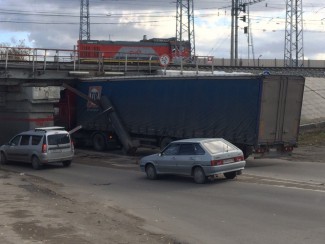 В Пензе очередная фура застряла под мостом