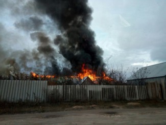 Источник: На станции Леонидовка горит бывшая школа