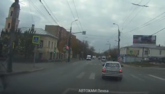 На перекрестке улиц Чкалова и Калинина пензенцы засняли на видео водителя-лихача