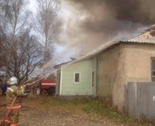 Полыхающее здание в Леонидовке тушили 43 пожарных