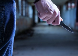 В Пензенской области мужчина набросился с ножом на женщину и обворовал ее