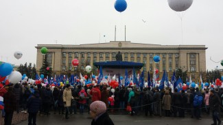 Сотни пензенцев собрались на площади имени Ленина в День народного единства