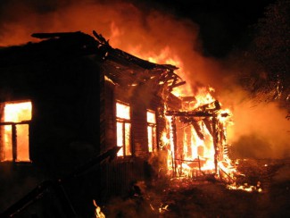 Полыхающий дом в Спасском районе тушили 17 пожарных
