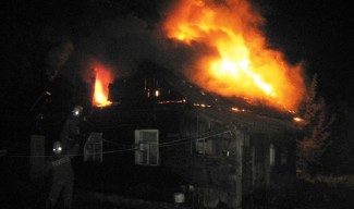 В Пензе полыхающий дом на 2-м Фестивальном проезде  тушили 19 пожарных