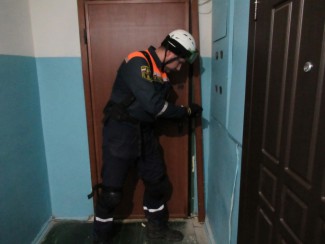 В Пензе спасатели вскрыли квартиру с трупом внутри
