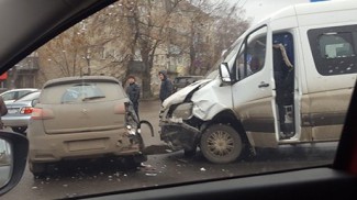 В Пензе на проспекте Победы произошла серьезная авария с участием маршрутки