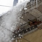 Жительницу Кузнецка насмерть завалило снегом с крыши