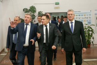 Губернатор Белозерцев и глава «Росатома» Лихачев оценили работу пензенского ПО «Старт»