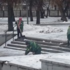 Сотрудники пензенских МУПов оперативно борются с гололедом в центре города