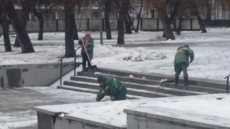 Сотрудники пензенских МУПов оперативно борются с гололедом в центре города