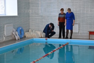 Виктор Кувайцев проверил ход выполнения ремонта бассейнов в городских школах
