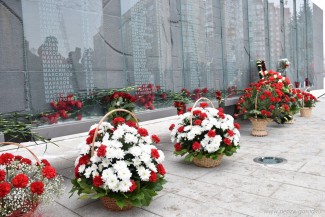 Мэр Кувайцев возложил цветы к монументу «Росток»