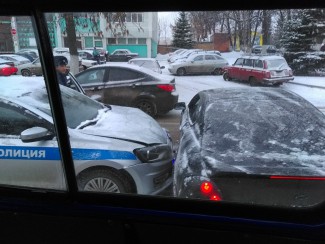 Соцсети: В Арбекове столкнулись автомобиль полиции и Hyundai