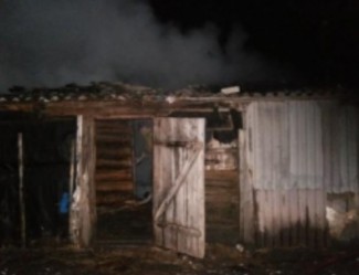 Ранним утром пылающую баню в Кузнецке тушили 13 пожарных