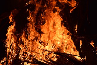 Семь спасателей тушили серьезный пожар в Кузнецком районе