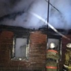 Ранним утром 12 пожарных тушили полыхающий под Нижним Ломовом дом