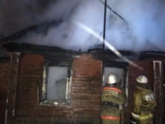 Ранним утром 12 пожарных тушили полыхающий под Нижним Ломовом дом
