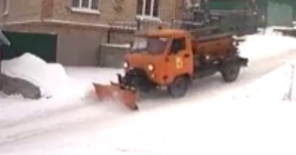 Сверхскоростной коммунальщик очистил от снега злополучную гору на Бекешской 