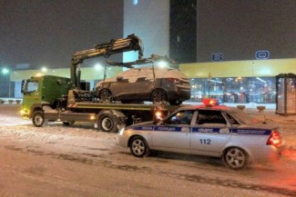 Автомобили, мешавшие уборке снега на Привокзальной площади, эвакуировали
