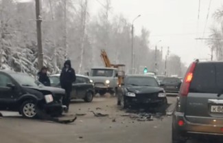 На Западной поляне произошла «жесткая» авария с участием двух иномарок