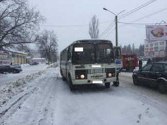 В Кузнецке под колеса автобуса попал человек