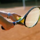 Иван Белозерцев победил в трех играх теннисного турнира среди ветеранов