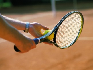 Иван Белозерцев победил в трех играх теннисного турнира среди ветеранов