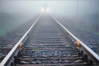 Женщину, спасенную из полыньи, насмерть сбил поезд 
