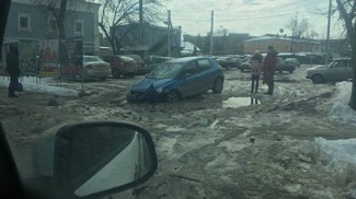 На одной из центральных улиц Пензы автомобиль "ушел" под воду