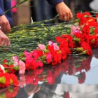 Пензенцы несут цветы к старой филармонии в память о жертвах трагедии в Кемерово