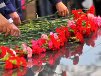 Пензенцы несут цветы к старой филармонии в память о жертвах трагедии в Кемерово