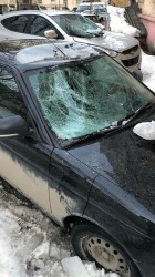 В центре Пензы авто пострадало от снега