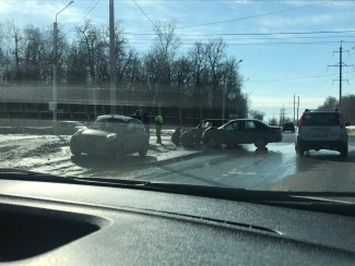 Не поместились: ДТП на перекрестке улицы Зеленодольской