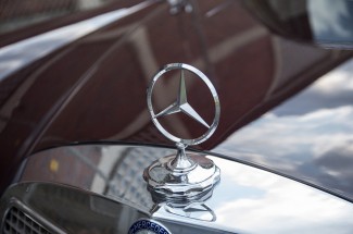 Mercedes на полном ходу протаранил препятствие в Кузнецке 